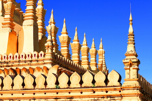 Hermosa gran pagoda dorada en templo budista con cielo azul