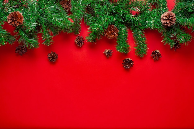 Hermosa guirnalda de árbol de Navidad con conos