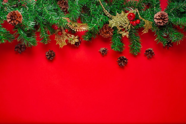 Hermosa guirnalda de árbol de Navidad con conos