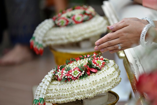 Una hermosa guirnalda en una ceremonia de boda en Tailandia