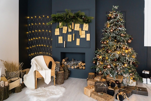 Hermosa habitación decorada en casa con árbol de Navidad con regalos debajo