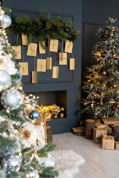 Hermosa habitación decorada en casa con árbol de Navidad con regalos debajo