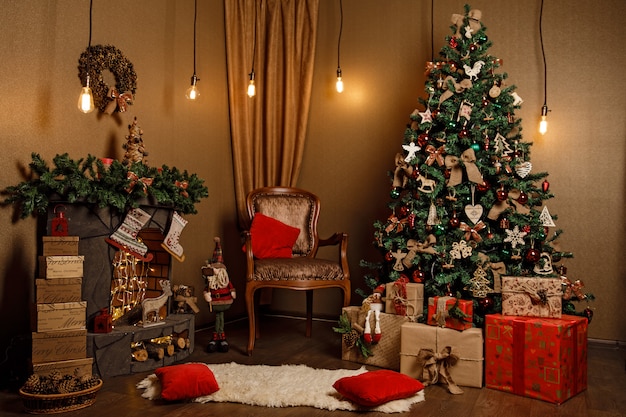 Hermosa habitación decorada de Navidad