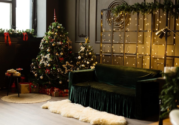 Hermosa habitación decorada de vacaciones con árbol de Navidad y luces brillantes Fondo de Navidad