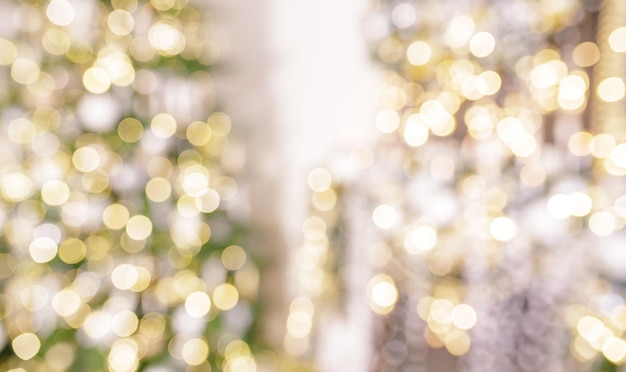 Hermosa habitación decorada de vacaciones con árbol de Navidad y luces brillantes fuera de foco