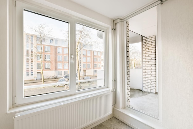 Hermosa habitación con una gran ventana de madera.