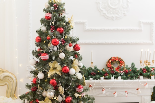 Hermosa habitación interior decorada en casa con árbol de Navidad y regalos