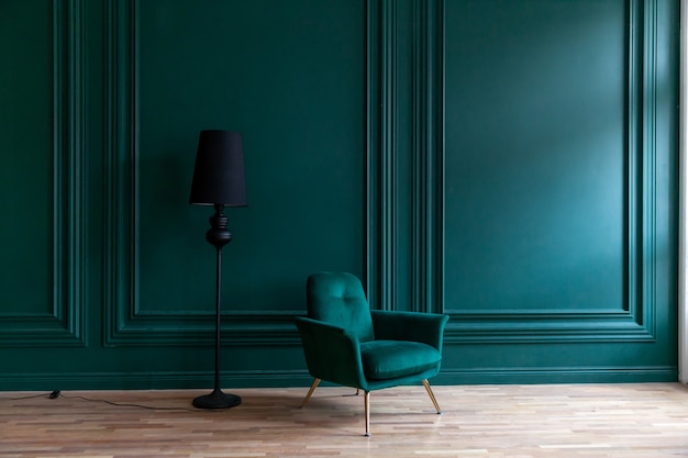 Hermosa habitación interior limpia de color verde azul clásico de lujo en estilo clásico con sillón verde suave