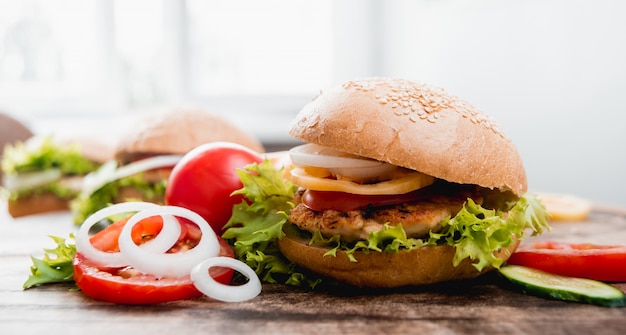 Hermosa hamburguesa grande en una mesa de madera