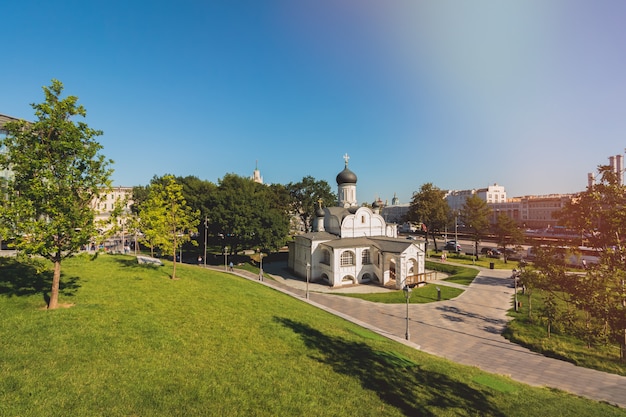 Hermosa iglesia blanca de cristianos ortodoxos en Moscú