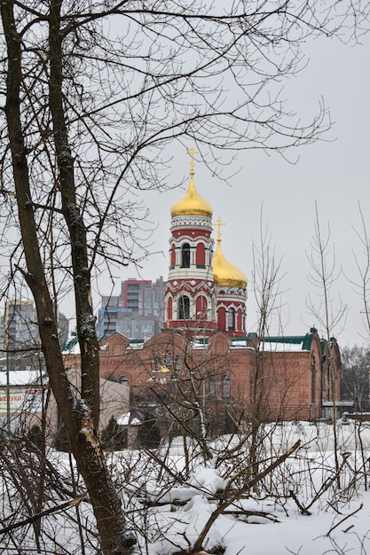 Hermosa iglesia en la ciudad de invierno