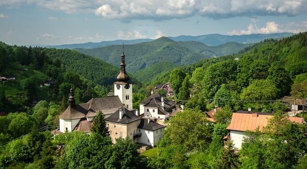 Hermosa iglesia histórica en el pueblo de Spania Dolina. Eslovaquia, Europa.