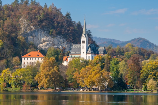 Hermosa iglesia en el lago esloveno Bled, Eslovenia