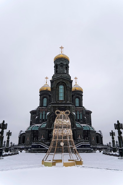 Hermosa iglesia ortodoxa en invierno. templo principal de las Fuerzas Armadas Rusas en Patriot Park