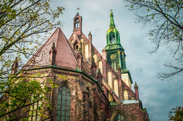 Hermosa iglesia de Santa María Marienkirche en Berlín, Alemania.