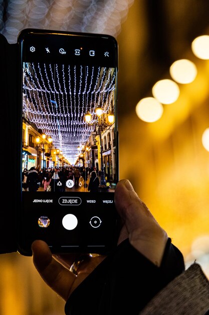 Foto hermosa iluminación original de navidad por la noche en la ciudad española de zaragoza foto en teléfono inteligente