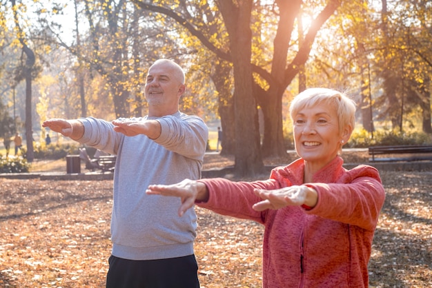 Foto hermosa imagen de los ancianos haciendo ejercicio en el parque