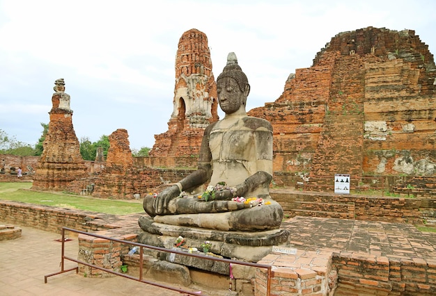 Hermosa imagen de Buda sentado en Wat Mahathat o el Templo de la Gran Reliquia en Ayutthaya Tailandia