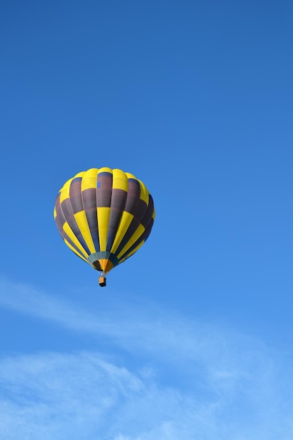 Hermosa imagen de globo aerostático en el cielo