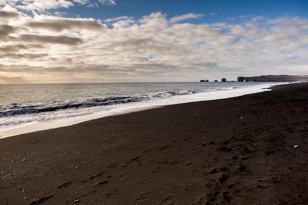 Hermosa imagen paisajística de Islandia con montañas cielo azul y hierba verde