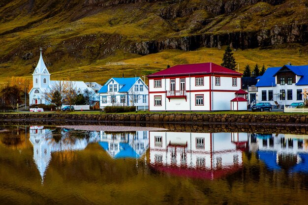 Hermosa imagen paisajística de Islandia con montañas cielo azul y hierba verde