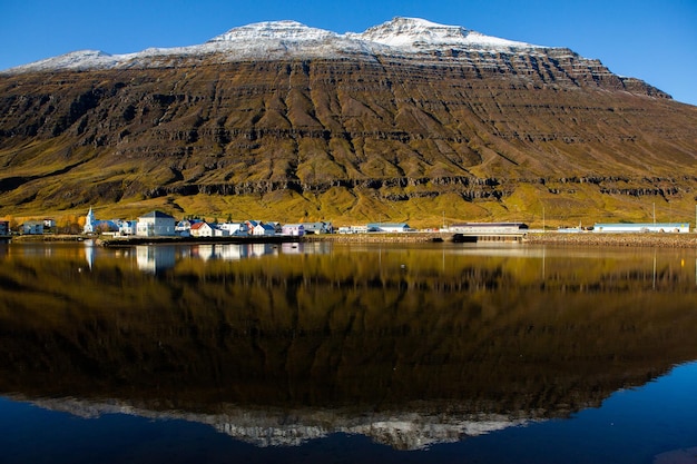 Hermosa imagen paisajística de Islandia con montañas cielo azul y hierba verde