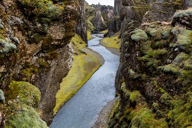 Hermosa imagen paisajística de Islandia con montañas cielo azul y hierba verde