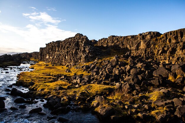 Hermosa imagen paisajística de Islandia con montañas cielo azul y hierba verde