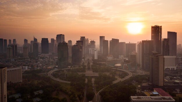 Foto hermosa intersección de la carretera semanggi al atardecer