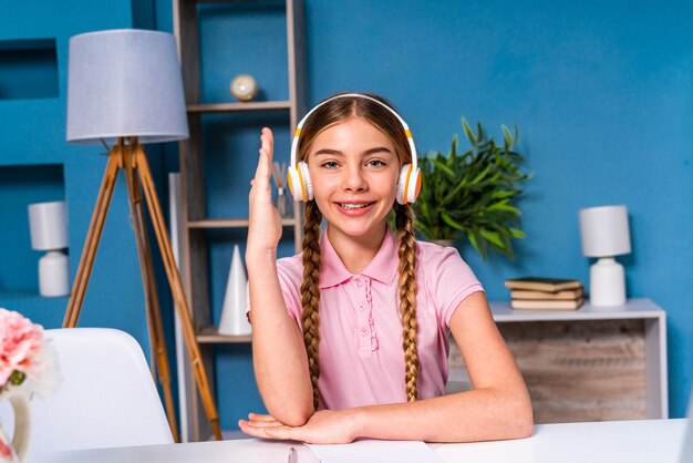 Hermosa irl en la escuela primaria haciendo tareas en casa