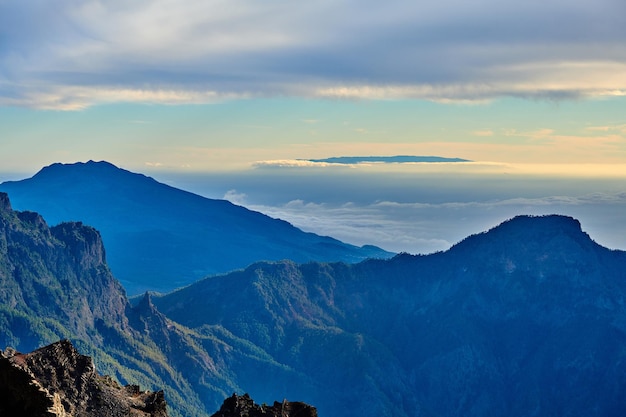 La hermosa isla de La Palma Islas Canarias en España en verano Espacio de copia del paisaje Vista de montañas y colinas para practicar senderismo y aventuras en el extranjero Entorno natural escénico contra un cielo azul