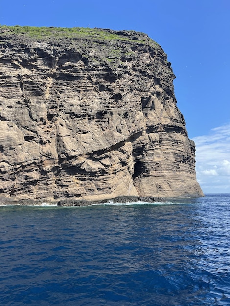 Foto hermosa isla rocosa por costa