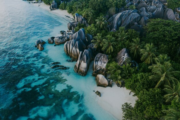 Hermosa isla en las seychelles. La digue, playa de anse d'argent con vista aérea