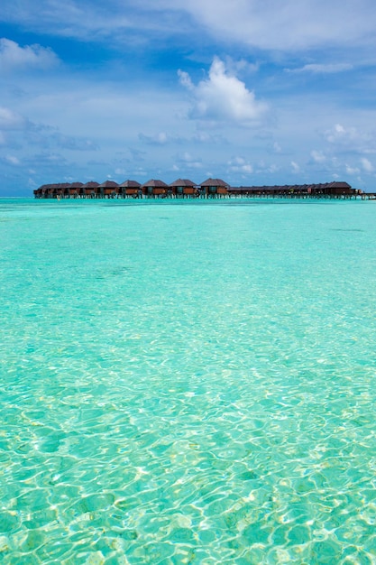 Hermosa isla tropical de Maldivas con playa Mar con bungalows de agua