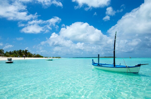 Hermosa isla tropical de Maldivas con playa, mar y cielo azul para el concepto de fondo de vacaciones de vacaciones de naturaleza