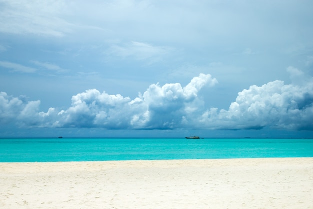 Hermosa isla tropical de Maldivas con playa, mar y cielo azul