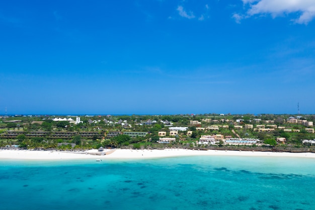 La hermosa isla tropical de Zanzíbar vista aérea. Mar en la playa de Zanzíbar, Tanzania.