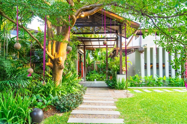 hermosa jardinería con pasarela