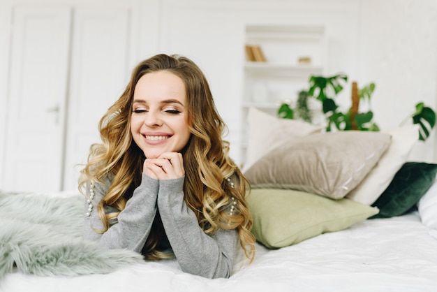 Hermosa joven acostada en la cama