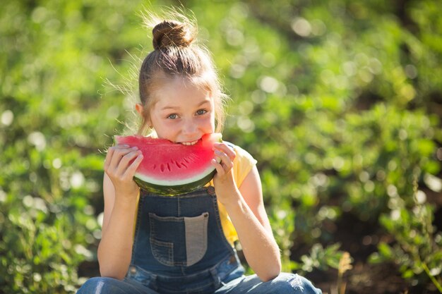 hermosa joven adolescente comiendo sandía