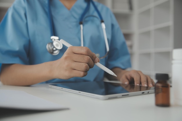 Hermosa joven adulta española enfermera o estudiante de medicina en el hospital