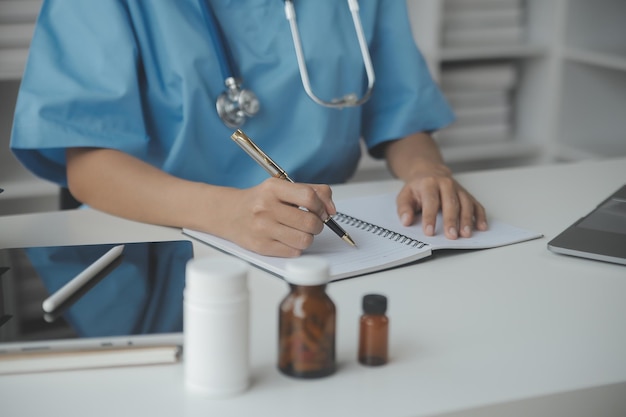 Hermosa joven adulta española enfermera o estudiante de medicina en el hospital