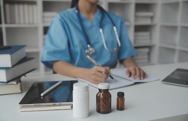 Hermosa joven adulta española enfermera o estudiante de medicina en el hospital