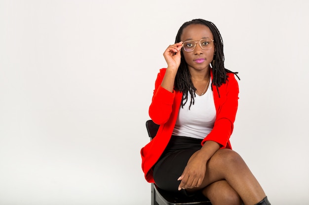 Hermosa joven africana en chaqueta roja