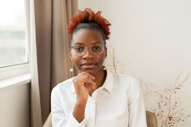 hermosa joven africana con gafas