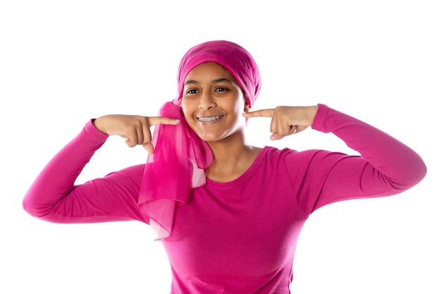 Hermosa joven africana con pañuelo rosa aislado sobre un fondo blanco.