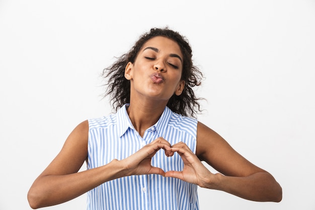 Hermosa joven africana de pie sobre blanco, mostrando gesto de amor