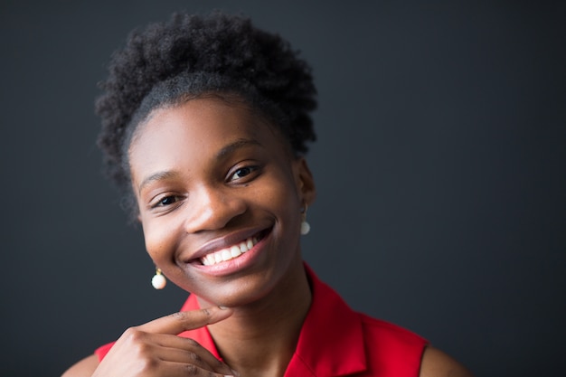 Hermosa joven africana sobre fondo negro