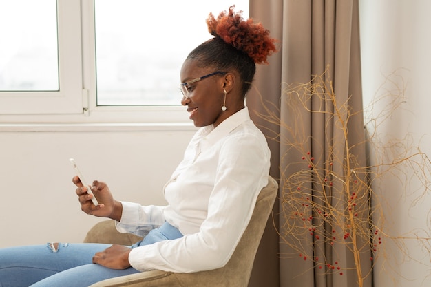 hermosa joven africana con teléfono móvil