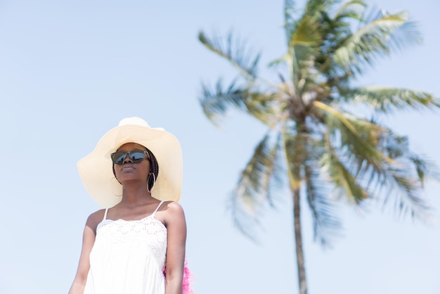 Hermosa joven afroamericana negra en la playa tropical